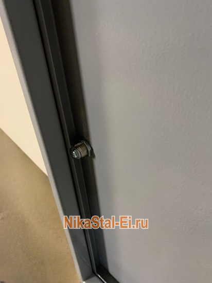 Металлический люк для сокрытия коммуникаций