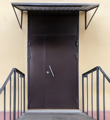 Уличная дверь с фрамугой Уличная дверь с фрамугой