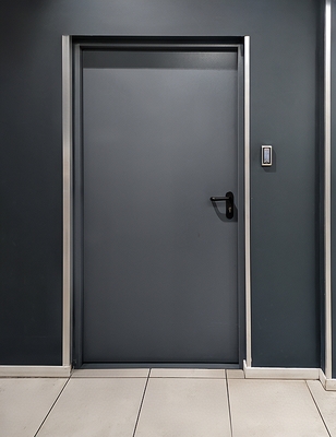 Дверь в магазине одежды