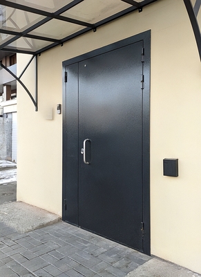 Черная металлическая дверь