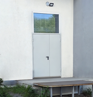 Дверь на служебном выходе магазина