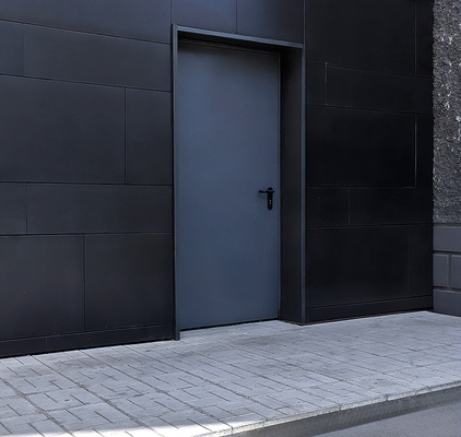 Дверь в многоэтажном доме