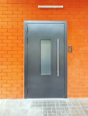 Дверь со стеклопакетом