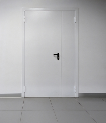 Белая полуторная дверь