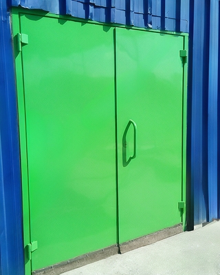 Двупольная зеленая дверь