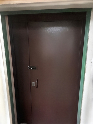 Полуторная коричневая дверь Полуторная коричневая дверь