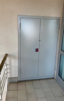 Дверь с двумя створками Дверь с двумя створками