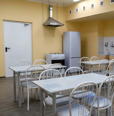 Дверь в столовой