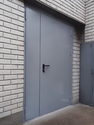 Полуторная дверь серого цвета