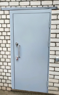 Дверь с ручкой-скобой Дверь с ручкой-скобой