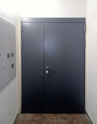 Тамбурная серая дверь
