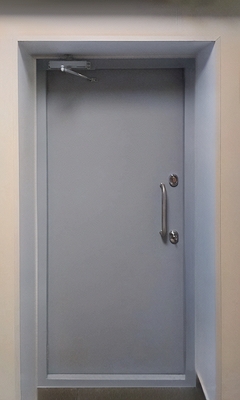 Дверь с ручкой-скобой Дверь с ручкой-скобой