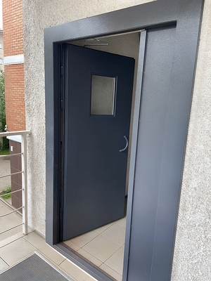 Полуторная дверь с окном