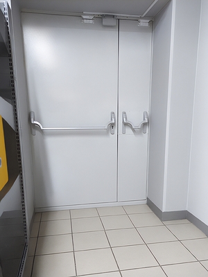 Дверь с нажимными ручками