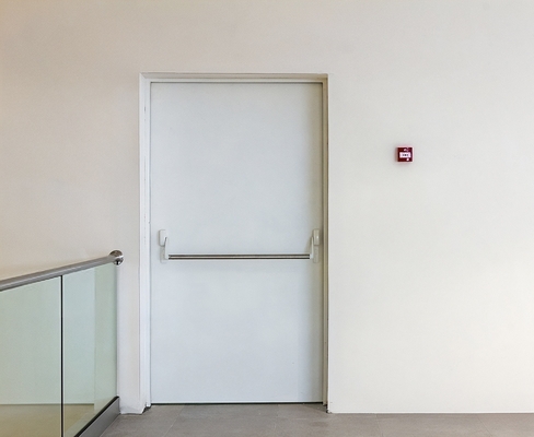 Белая дверь с ручкой push-bar