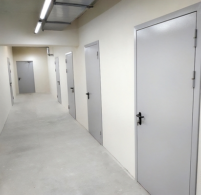 Установленные однопольные двери