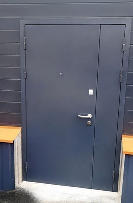 Темно-серая полуторная дверь