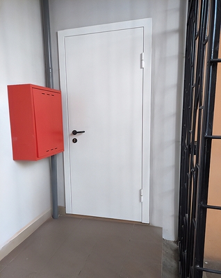 Дверь в служебное помещение