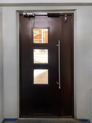 Дверь с тремя стеклами