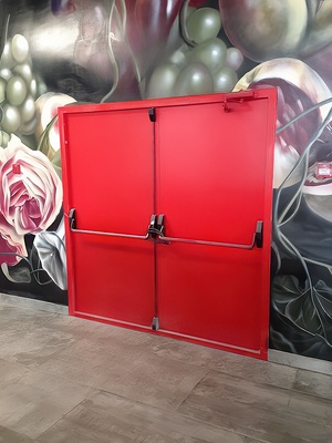 Красная дверь с двумя створками