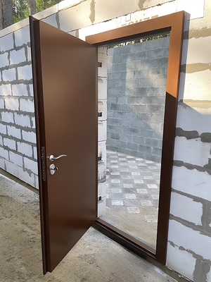 Дверь в строящемся сооружении