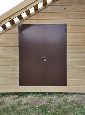 Двустворчатая коричневая дверь