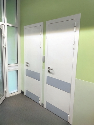 Двери с отбойниками