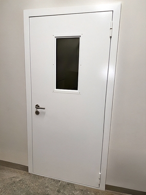 Дверь белого цвета с окном