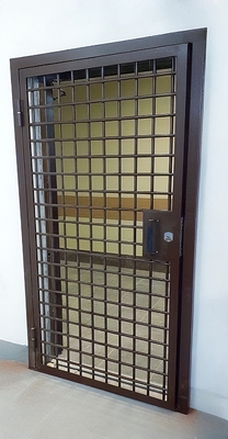 Решетчатая стальная дверь