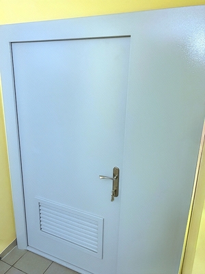 Дверь с вентрешеткой Дверь с вентрешеткой