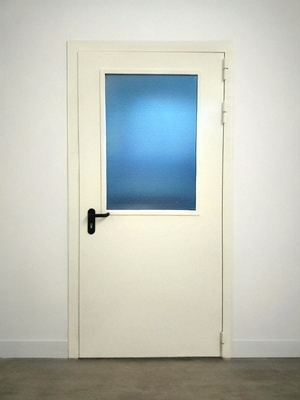 Остекленная дверь на производстве