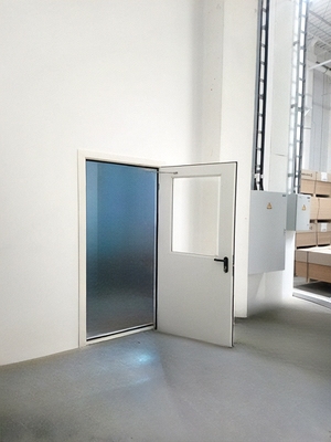 Остекленная дверь на производстве