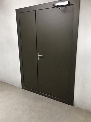 Дверь в офисном здании