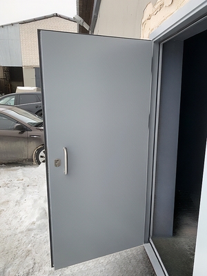 Стальная дверь с ручкой-скобой Стальная дверь с ручкой-скобой