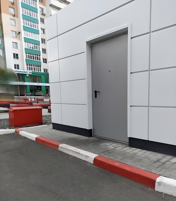 Дверь на АЗС