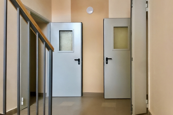 Двери с остеклением Двери с остеклением