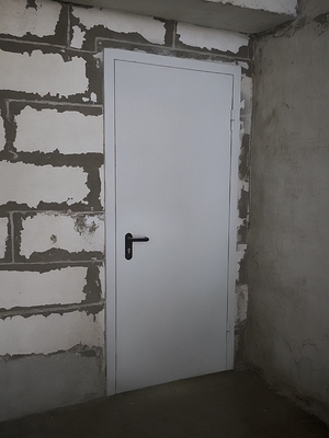 Дверь в строящемся здании