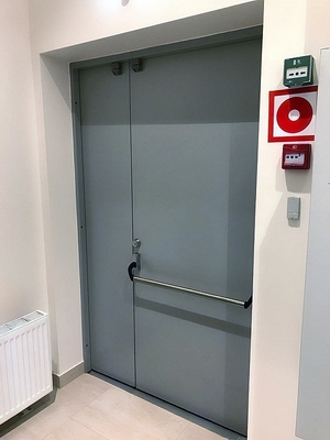 Дверь на аварийном выходе