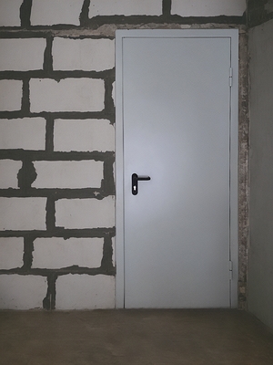 Дверь в строящемся здании