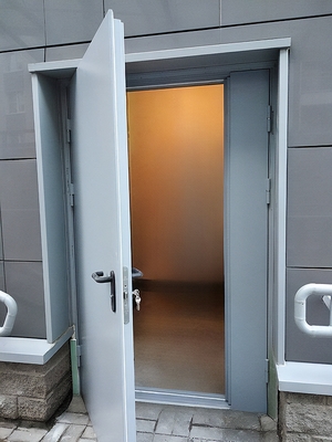 Дверь полуторной конструкции