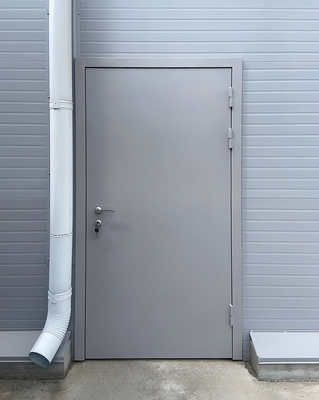 Металлическая серая дверь