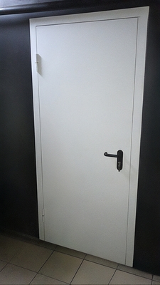 Дверь белого цвета