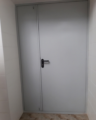 Полуторная дверь, вид изнутри Полуторная дверь, вид изнутри