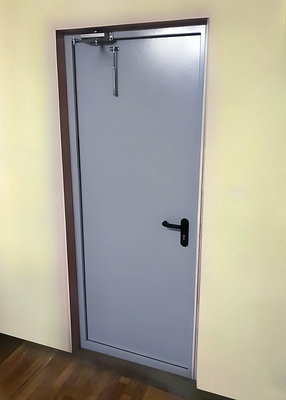 Серая дверь с доводчиком