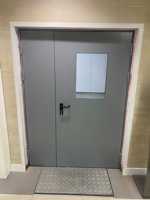 Серая дверь со стеклопакетом