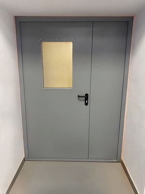 Серая дверь со стеклопакетом Серая дверь со стеклопакетом