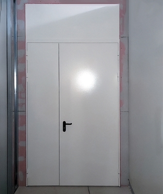 Белая дверь с верхней вставкой