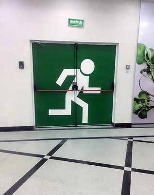 Дверь на эвакуационном выходе