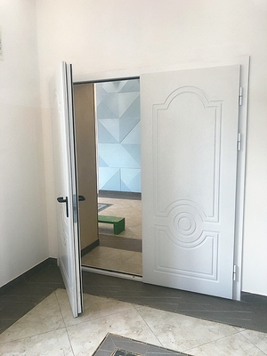 Дверь с белыми панелями MDF