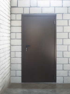 Установленная пожаростойкая дверь